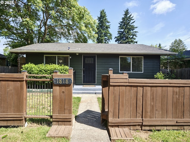 1818 E 32nd St, Vancouver, WA 98663 - bungalow featuring a shingled roof
