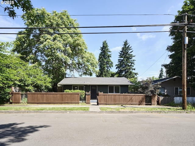 1818 E 32nd St, Vancouver, WA 98663 - view of front of home featuring a fenced front yard