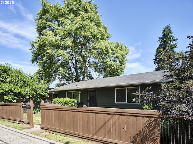 1818 E 32nd St, Vancouver, WA 98663 - view of front facade featuring a shingled roof
