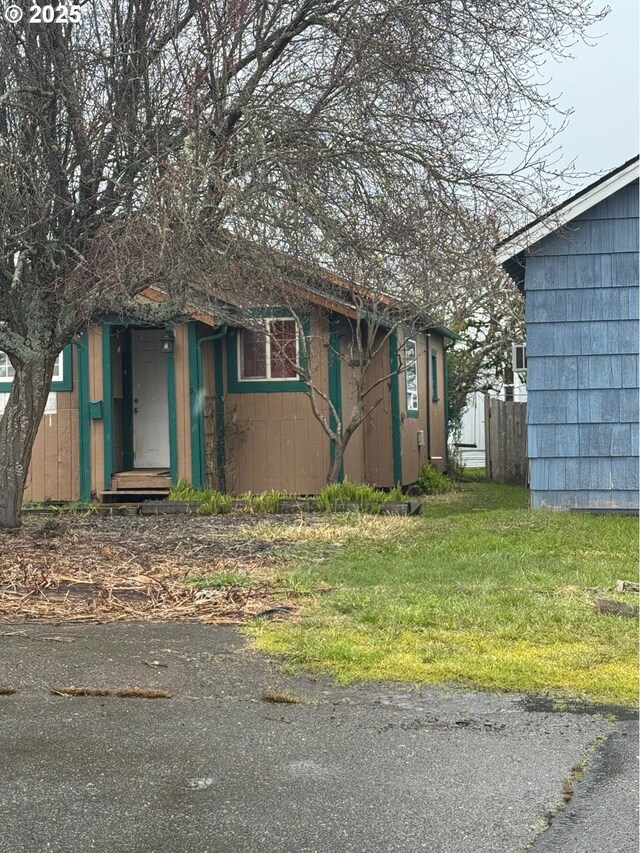 855 Myrtle Ave, Reedsport, OR 97467 - view of front of home featuring fence and a front yard