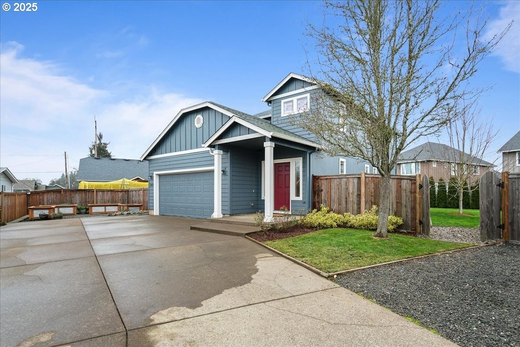 view of front of house featuring a front lawn