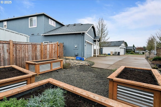 view of yard with a garage