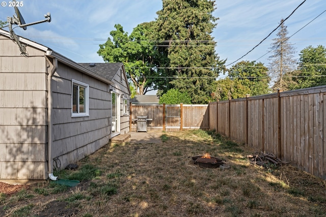 view of yard featuring a fire pit