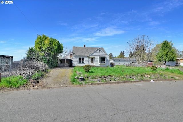 bungalow-style home featuring dirt driveway