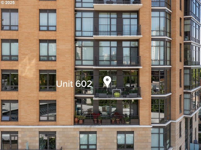 view of apartment building / complex