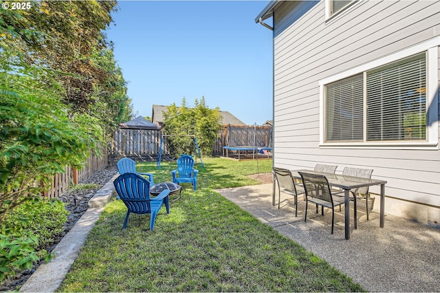 607 E Kennedy Ct, Carlton, OR 97111 - view of yard featuring a trampoline and a patio