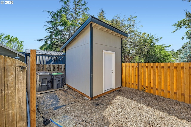 607 E Kennedy Ct, Carlton, OR 97111 - view of shed with a fenced backyard