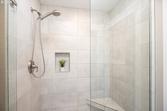 840 Chikamin Loop, Silverton, OR 97381 - bathroom featuring a tile shower