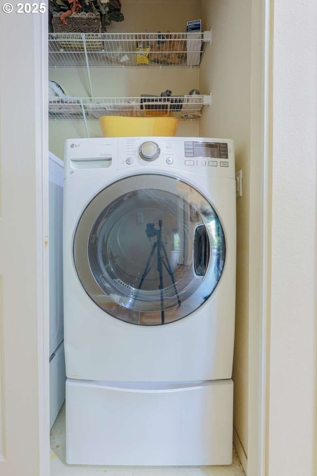 6641 NE Rosebay Dr, Hillsboro, OR 97124 - clothes washing area featuring washer / clothes dryer