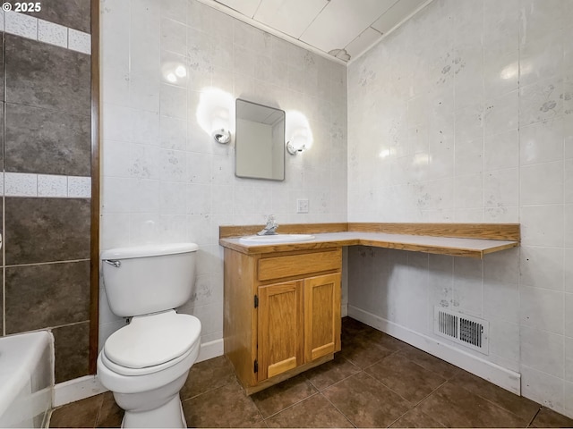 full bathroom featuring visible vents, tile walls, toilet, and tile patterned floors