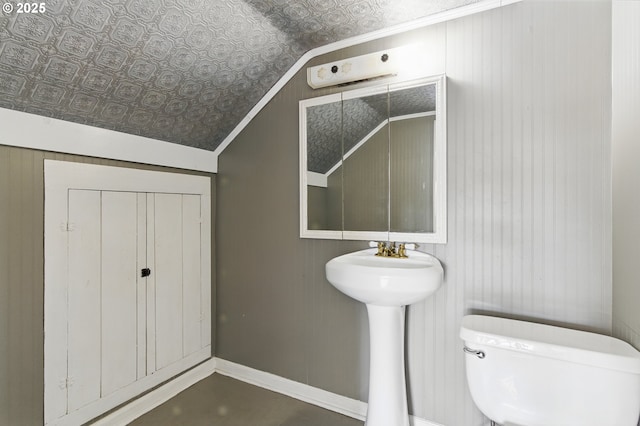 229 Cc St, Woodland, WA 98674 - bathroom with an ornate ceiling, toilet, vaulted ceiling, and baseboards