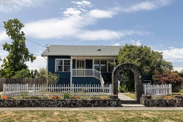 709 S Meridian St, Newberg, OR 97132 - view of front facade featuring a fenced front yard
