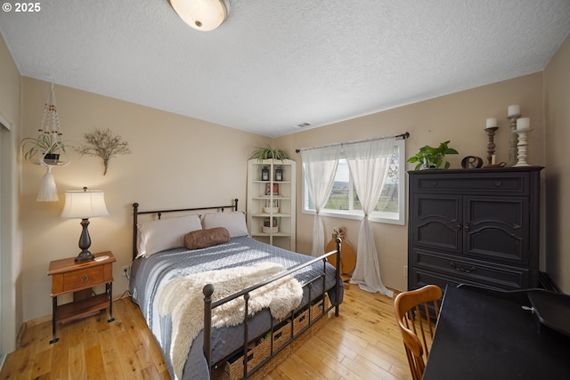 4664 N Mckay Rd, Prineville, OR 97754 - bedroom featuring light wood-style floors and a textured ceiling