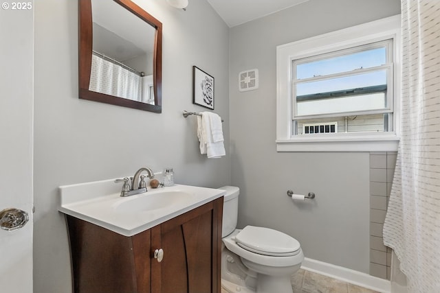 1902 N Terry St, Portland, OR 97217 - full bathroom featuring vanity, toilet, baseboards, and curtained shower