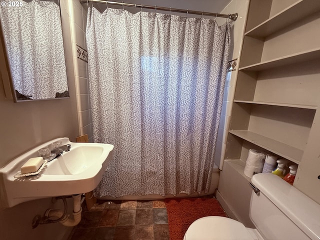 full bathroom featuring toilet and shower / bath combo