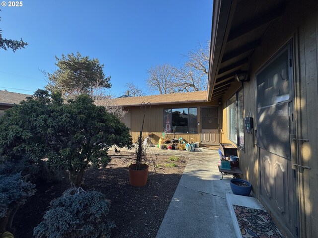 1221 Lewis St, The Dalles, OR 97058 - view of yard featuring a patio