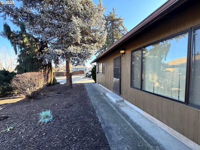 1221 Lewis St, The Dalles, OR 97058 - view of side of home
