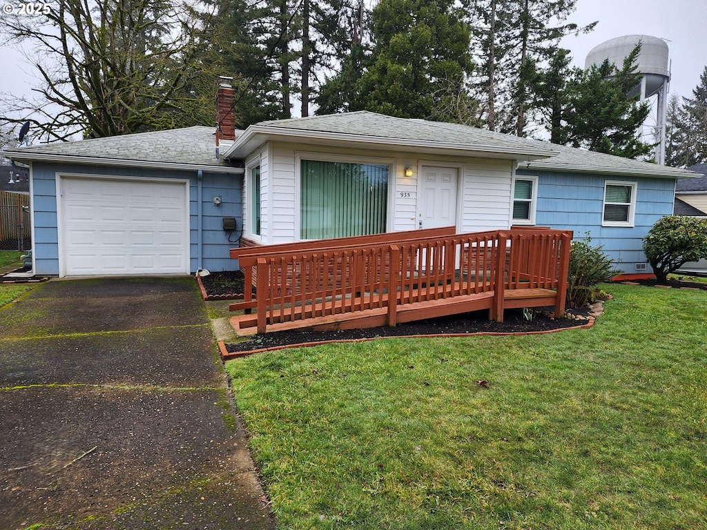 view of front facade featuring a front yard and a garage