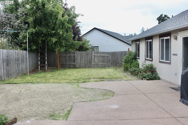 203 Robin Ct, Creswell, OR 97426 - view of yard featuring a patio
