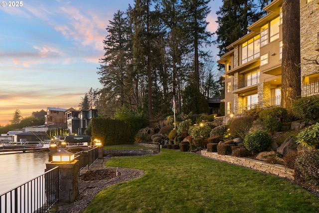 view of yard at dusk