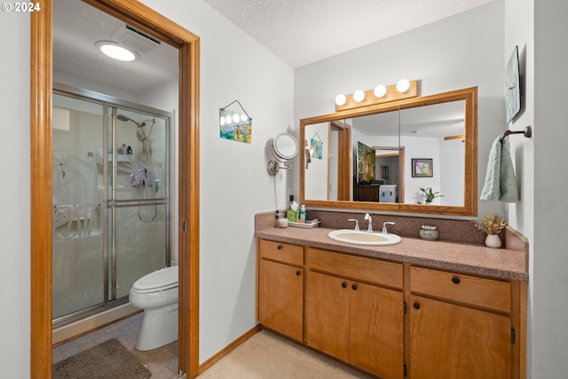 2097 Heather Way, Woodburn, OR 97071 - full bathroom featuring a shower stall, vanity, toilet, and baseboards
