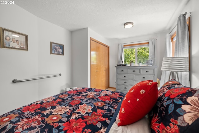 2097 Heather Way, Woodburn, OR 97071 - bedroom featuring a textured ceiling