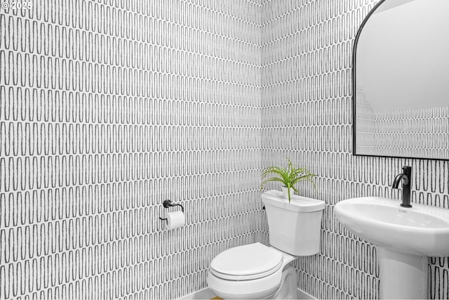 3528 NE 44th Ave, Portland, OR 97212 - bathroom featuring tile walls and toilet