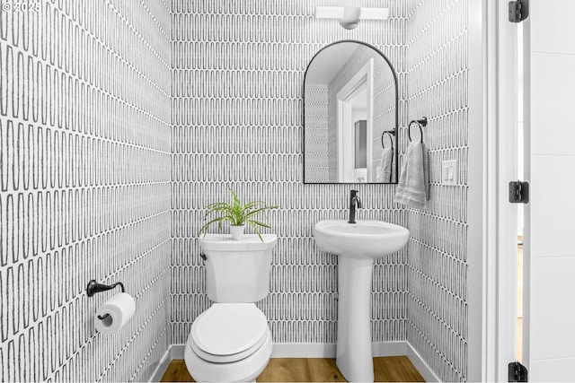 3528 NE 44th Ave, Portland, OR 97212 - bathroom featuring tile walls, toilet, a sink, and wood finished floors