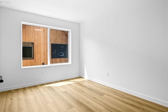 3528 NE 44th Ave, Portland, OR 97212 - spare room featuring light wood finished floors and baseboards
