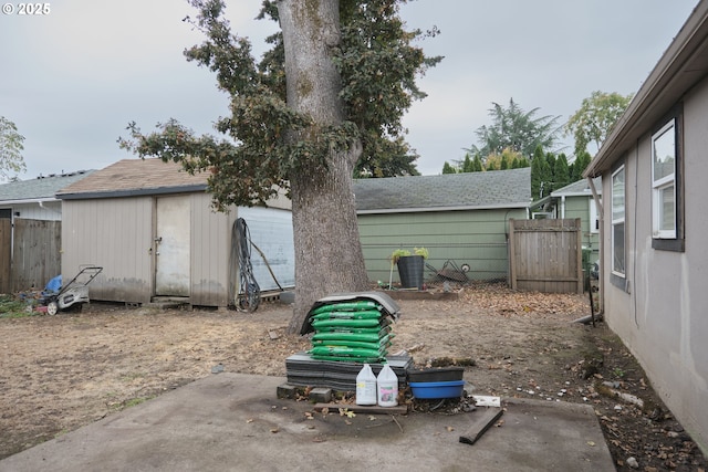 view of yard featuring an outbuilding and fence