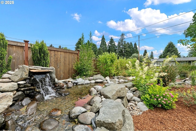 1090 Maple Dr, Eugene, OR 97404 - view of yard