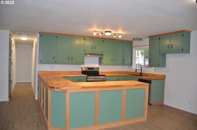 kitchen featuring butcher block counters, light wood-type flooring, green cabinets, electric range, and sink