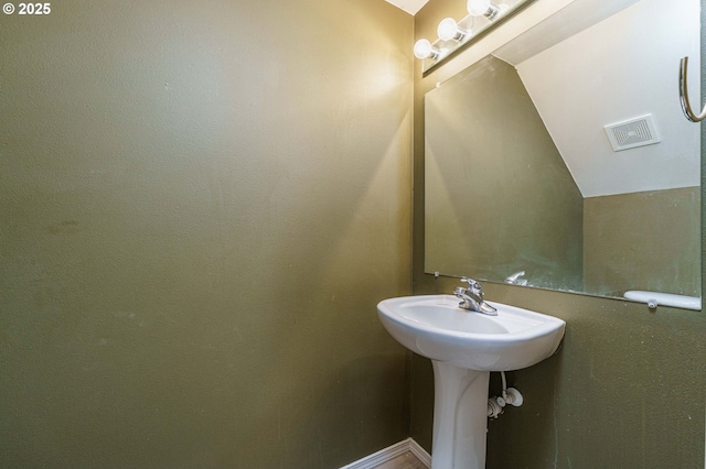 13924 NE 7th Ct, Vancouver, WA 98685 - bathroom featuring lofted ceiling