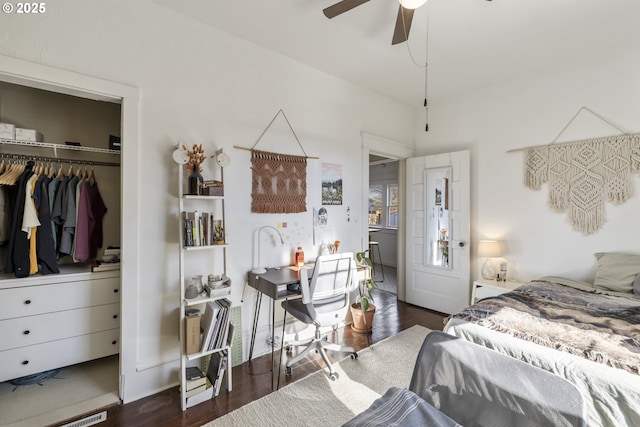 bedroom featuring ceiling fan, dark hardwood / wood-style flooring, and a closet