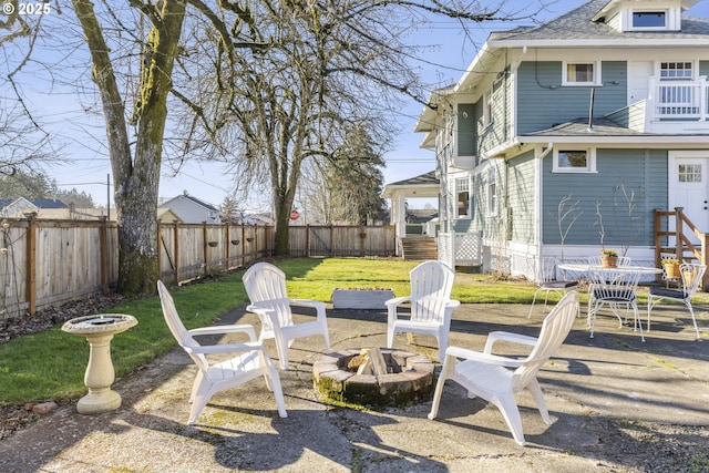 view of patio featuring an outdoor fire pit