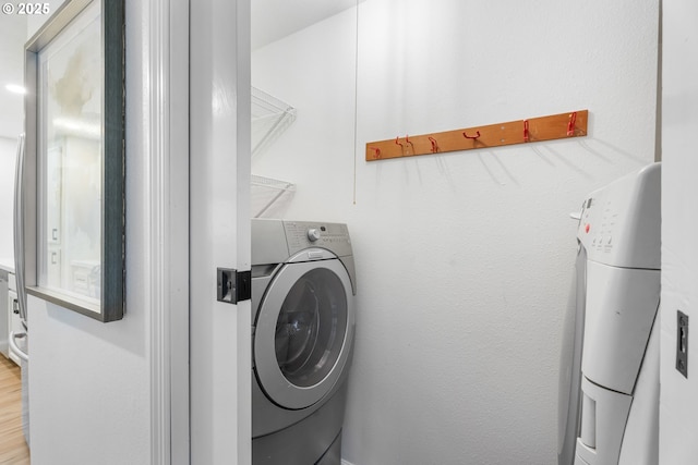 clothes washing area with washer / clothes dryer and laundry area