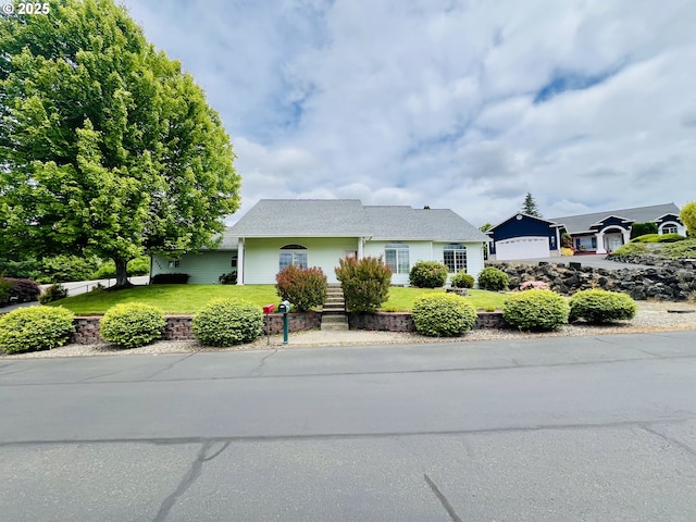 2295 Chi Chi Ln, Sutherlin, OR 97479 - view of front of property featuring a front lawn