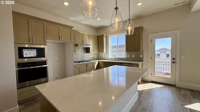 17880 SW Alvord Ln, Beaverton, OR 97007 - kitchen featuring a sink, appliances with stainless steel finishes, backsplash, dark wood-style flooring, and visible vents