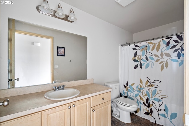bathroom with a shower with shower curtain, vanity, and toilet