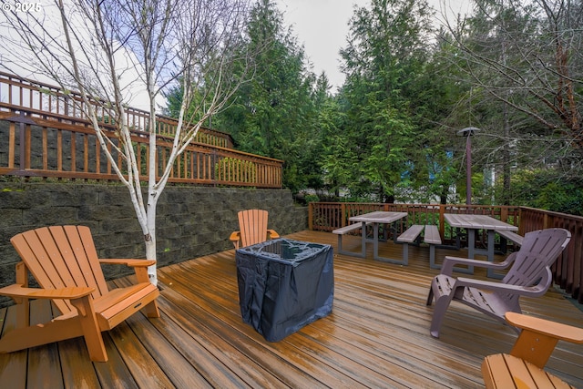 deck with outdoor dining space