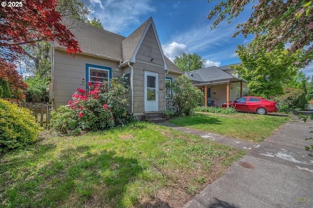 146 NE Jefferson St, Hillsboro, OR 97124 - bungalow-style home with entry steps, fence, and a front yard