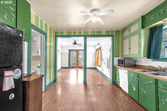 146 NE Jefferson St, Hillsboro, OR 97124 - kitchen with stainless steel microwave, a ceiling fan, green cabinetry, and dishwasher
