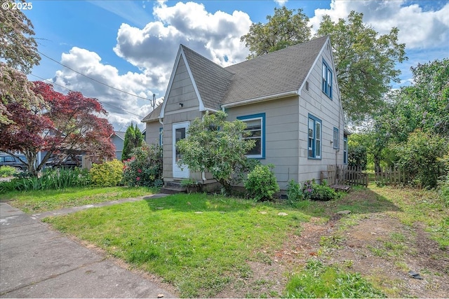 146 NE Jefferson St, Hillsboro, OR 97124 - view of front facade with a front yard, entry steps, a shingled roof, and fence