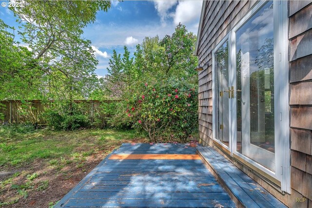 146 NE Jefferson St, Hillsboro, OR 97124 - wooden deck with fence private yard