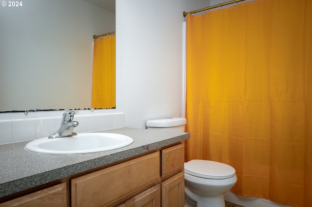 bathroom with a shower with curtain, vanity, and toilet