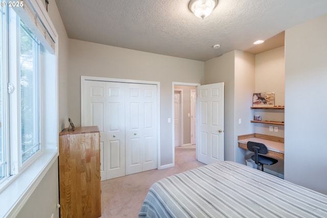 37676 Kathleen Ct, Lebanon, OR 97355 - bedroom featuring a textured ceiling, light colored carpet, and a closet
