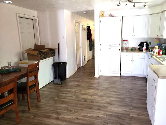 729 NW Evans St, Sheridan, OR 97378 - kitchen featuring white cabinetry, dark wood-style flooring, a textured ceiling, and light countertops