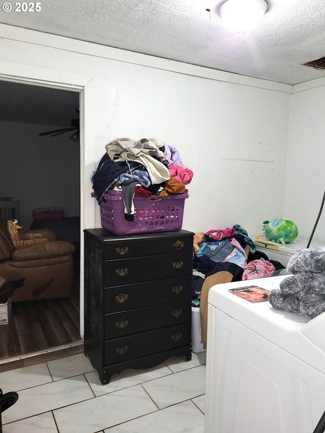 729 NW Evans St, Sheridan, OR 97378 - laundry area with washer / dryer and a textured ceiling