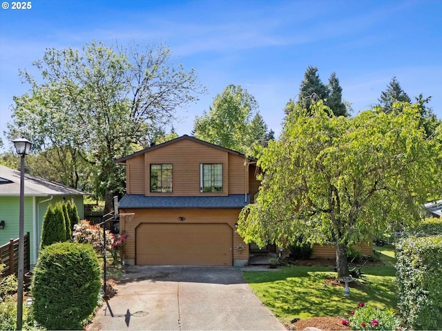 view of front facade featuring a garage, driveway, and a front yard