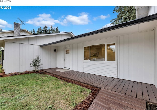 property entrance featuring a lawn